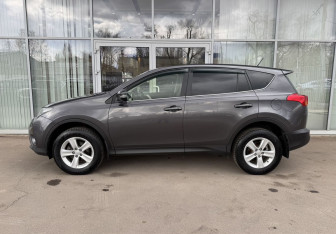 Подержанный автомобиль Toyota RAV4 2013 года (8 фото)