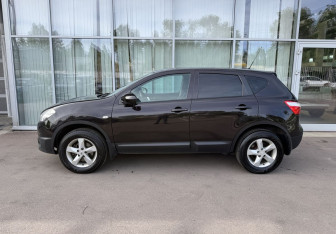 Подержанный автомобиль Nissan Qashqai 2012 года (8 фото)