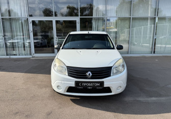 Подержанный автомобиль Renault Sandero 2010 года (2 фото)