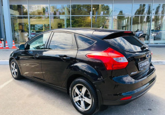 Подержанный автомобиль Ford Focus Hatchback 2014 года (7 фото)