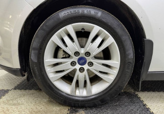 Подержанный автомобиль Ford Focus Sedan 2011 года (12 фото)