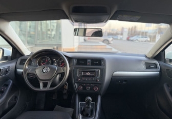 Подержанный автомобиль Volkswagen Jetta Sedan 2016 года (9 фото)