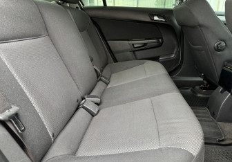 Подержанный автомобиль Opel Astra Sedan 2012 года (11 фото)