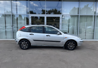 Подержанный автомобиль Ford Focus Hatchback 2002 года (4 фото)