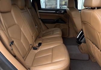 Подержанный автомобиль Porsche Cayenne 2011 года (11 фото)