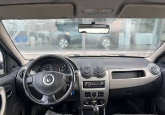 Подержанный автомобиль Renault Logan Sedan 2010 года (9 фото)