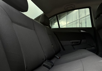 Подержанный автомобиль Opel Astra Sedan 2011 года (11 фото)