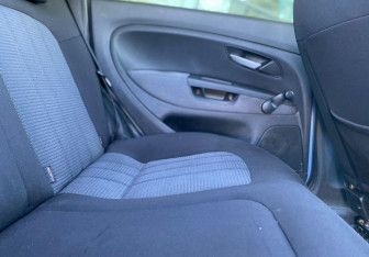 Подержанный автомобиль Fiat Linea 2011 года (11 фото)