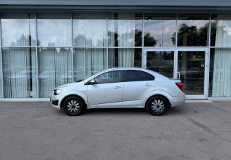 Подержанный автомобиль Chevrolet Aveo Sedan 2013 года (8 фото)