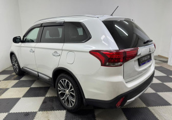 Подержанный автомобиль Mitsubishi Outlander 2015 года (7 фото)
