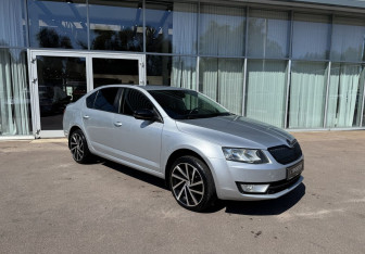Подержанный автомобиль Skoda Octavia Liftback 2017 года (3 фото)