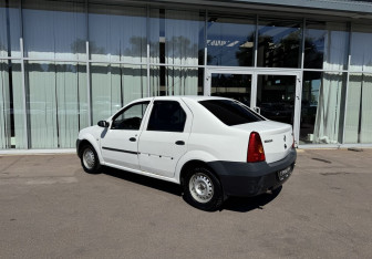 Подержанный автомобиль Renault Logan Sedan 2007 года (7 фото)