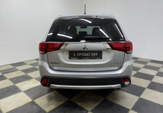 Подержанный автомобиль Mitsubishi Outlander 2016 года (6 фото)