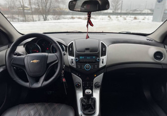 Подержанный автомобиль Chevrolet Cruze Hatchback 2013 года (11 фото)