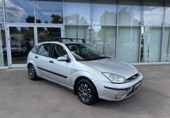 Подержанный автомобиль Ford Focus Hatchback 2002 года (3 фото)