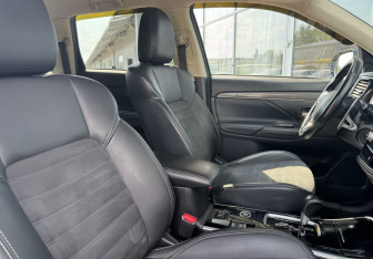 Подержанный автомобиль Mitsubishi Outlander 2021 года (11 фото)