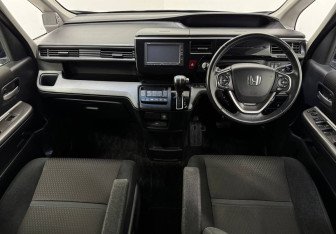 Подержанный автомобиль Honda Stepwgn 2019 года (10 фото)