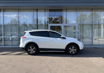 Подержанный автомобиль Toyota RAV4 2016 года (4 фото)