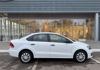 Подержанный автомобиль Volkswagen Polo Sedan 2016 года (4 фото)