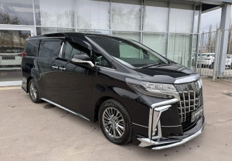 Подержанный автомобиль Toyota Alphard 2018 года (3 фото)