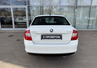 Подержанный автомобиль Skoda Rapid Liftback 2015 года (6 фото)
