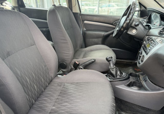 Подержанный автомобиль Ford Focus Hatchback 2002 года (10 фото)