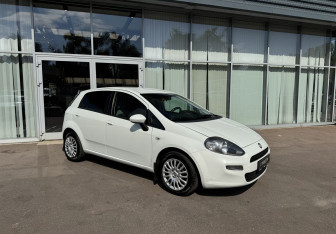Подержанный автомобиль Fiat Punto Hatchback 2012 года (3 фото)