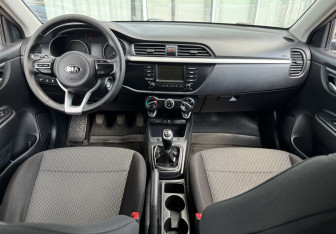 Подержанный автомобиль Kia Rio Sedan 2018 года (9 фото)