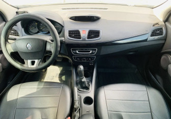 Подержанный автомобиль Renault Fluence 2010 года (9 фото)