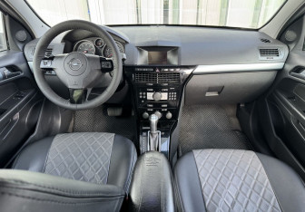 Подержанный автомобиль Opel Astra Sedan 2012 года (9 фото)