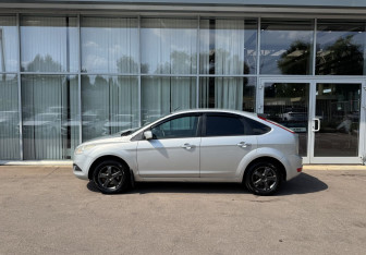 Подержанный автомобиль Ford Focus Hatchback 2011 года (8 фото)
