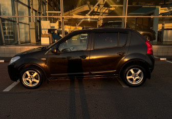 Подержанный автомобиль Renault Sandero 2011 года (5 фото)