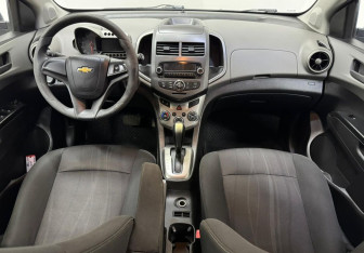 Подержанный автомобиль Chevrolet Aveo Hatchback 2013 года (10 фото)