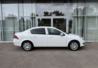 Подержанный автомобиль Opel Astra Sedan 2012 года (4 фото)