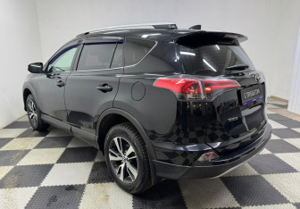 Подержанный автомобиль Toyota RAV4 2017 года (7 фото)