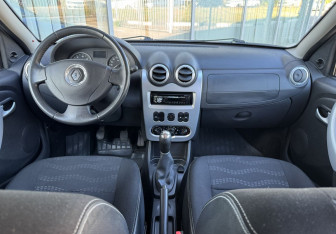 Подержанный автомобиль Renault Sandero 2014 года (9 фото)