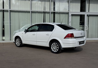 Подержанный автомобиль Opel Astra Sedan 2012 года (7 фото)