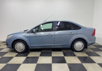 Подержанный автомобиль Ford Focus Sedan 2010 года (8 фото)