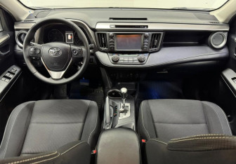 Подержанный автомобиль Toyota RAV4 2017 года (10 фото)