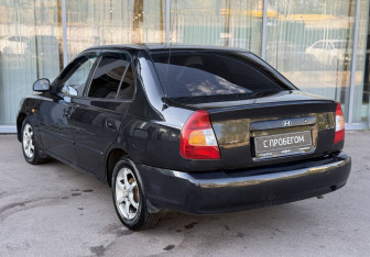 Подержанный автомобиль Hyundai Accent Sedan 2010 года (7 фото)