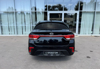 Подержанный автомобиль Kia Rio Sedan 2018 года (6 фото)