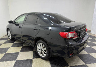 Подержанный автомобиль Toyota Corolla Sedan 2013 года (7 фото)