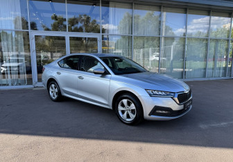 Подержанный автомобиль Skoda Octavia Liftback 2021 года (3 фото)