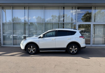 Подержанный автомобиль Toyota RAV4 2016 года (8 фото)