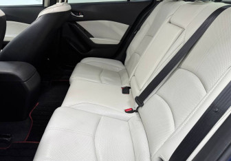 Подержанный автомобиль Mazda Axela Sedan 2017 года (11 фото)