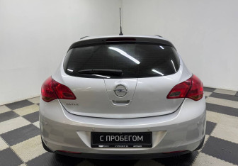Подержанный автомобиль Opel Astra Hatchback 2010 года (6 фото)