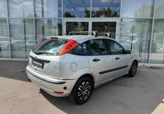 Подержанный автомобиль Ford Focus Hatchback 2002 года (5 фото)