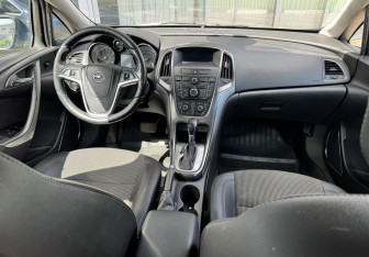Подержанный автомобиль Opel Astra Wagon 2012 года (9 фото)