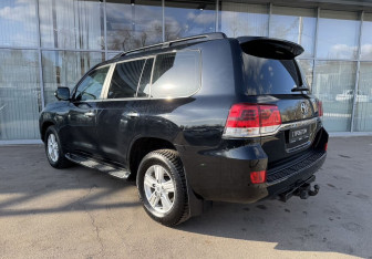 Подержанный автомобиль Toyota Land Cruiser Suv 2020 года (6 фото)