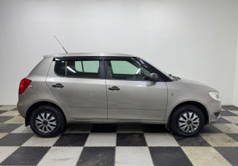 Подержанный автомобиль Skoda Fabia Hatchback 2011 года (4 фото)
